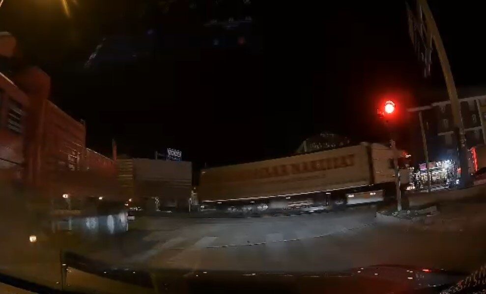 Konya’nın Kulu ilçesinde, trafik ışıklarında bekleyen İ.A. yönetimindeki otomobil, karşıdan