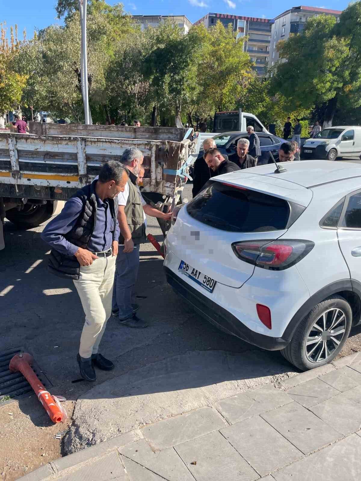 Siirt'in Kurtalan ilçesinde bir tırın dorse kısmı, dönüş yaparken park