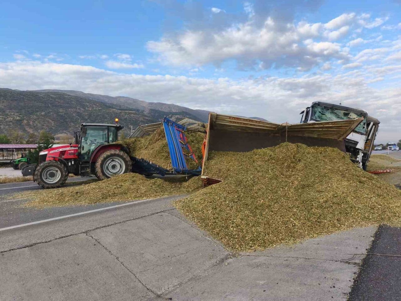 Afyonkarahisar'ın Çay ilçesi girişinde B.Ç. yönetimindeki tır, B.Ö.'nün kullandığı traktöre