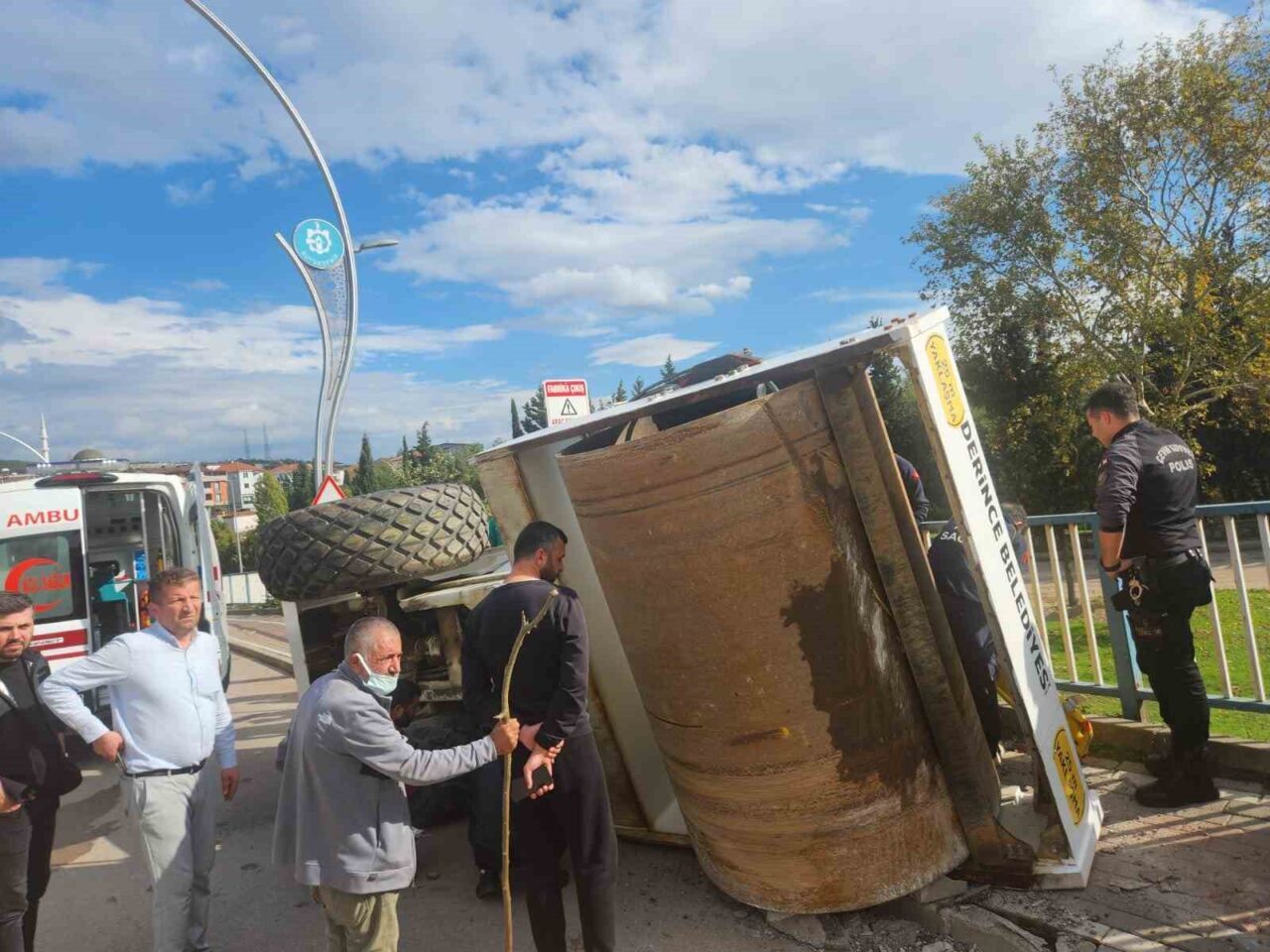 Kocaeli'nin Derince ilçesinde yola devrilen asfalt silindiri nedeniyle F.E. yaralandı.