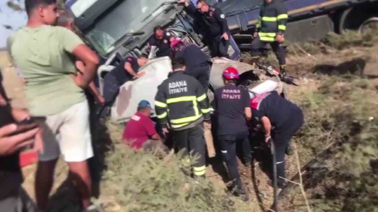 Adana'da meydana gelen kazada, Üzeyir Turhan yönetimindeki otomobil tırla çarpıştı.