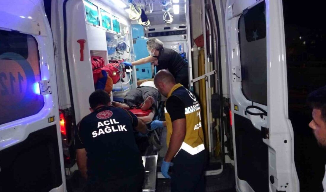Antalya Manavgat'ta tır ve otomobilin çarpışması sonrası otomobil hurdaya döndü.