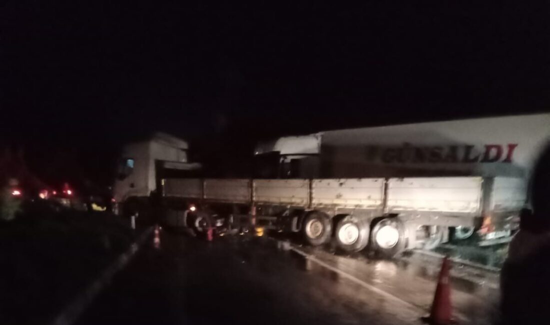 Denizli'nin Buldan ilçesindeki Derbent Mahallesi'nde yağışlar nedeniyle kayganlaşan yolda bir