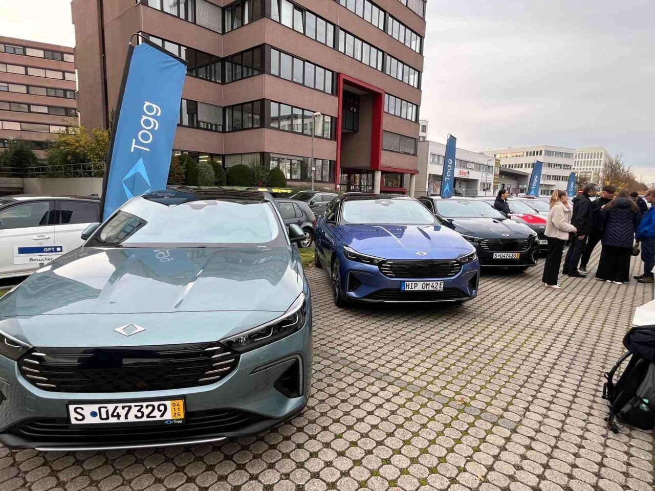Türkiye'nin teknoloji markası Togg, Almanya'daki ilk otomobil teslimatlarını Stuttgart'ta gerçekleştirdi.