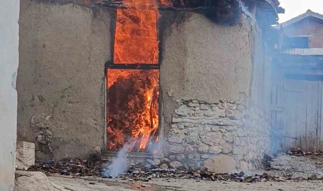 Zile’de Çıkan Yangında Bir Ev ve Samanlık Kullanılamaz Hale Geldi Tokat'ın Zile ilçesindeki Özyurt köyünde Mehmet Koç'a ait evde çıkan