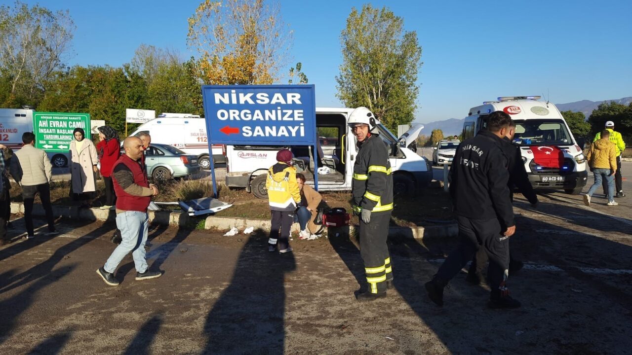 Tokat’ın Niksar ilçesinde, sabah saatlerinde iki servis minibüsünün çarpışması sonucu