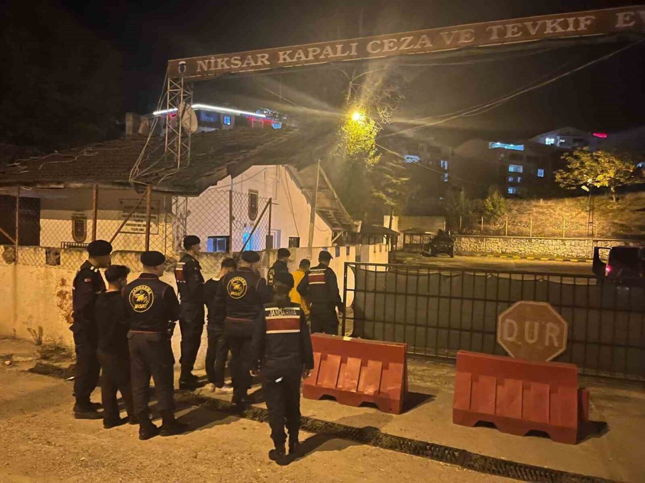 Tokat'ın Niksar ilçesinde bir evden ziynet ve ev eşyası çalan