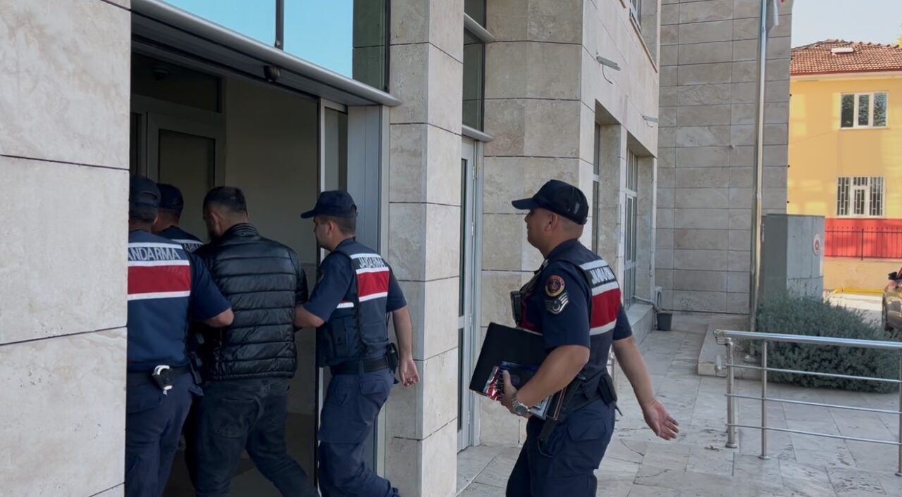 Tokat'ın Erbaa ilçesinde jandarma, K.A.A. ve Z.Ç. isimli şahısların evlerinde