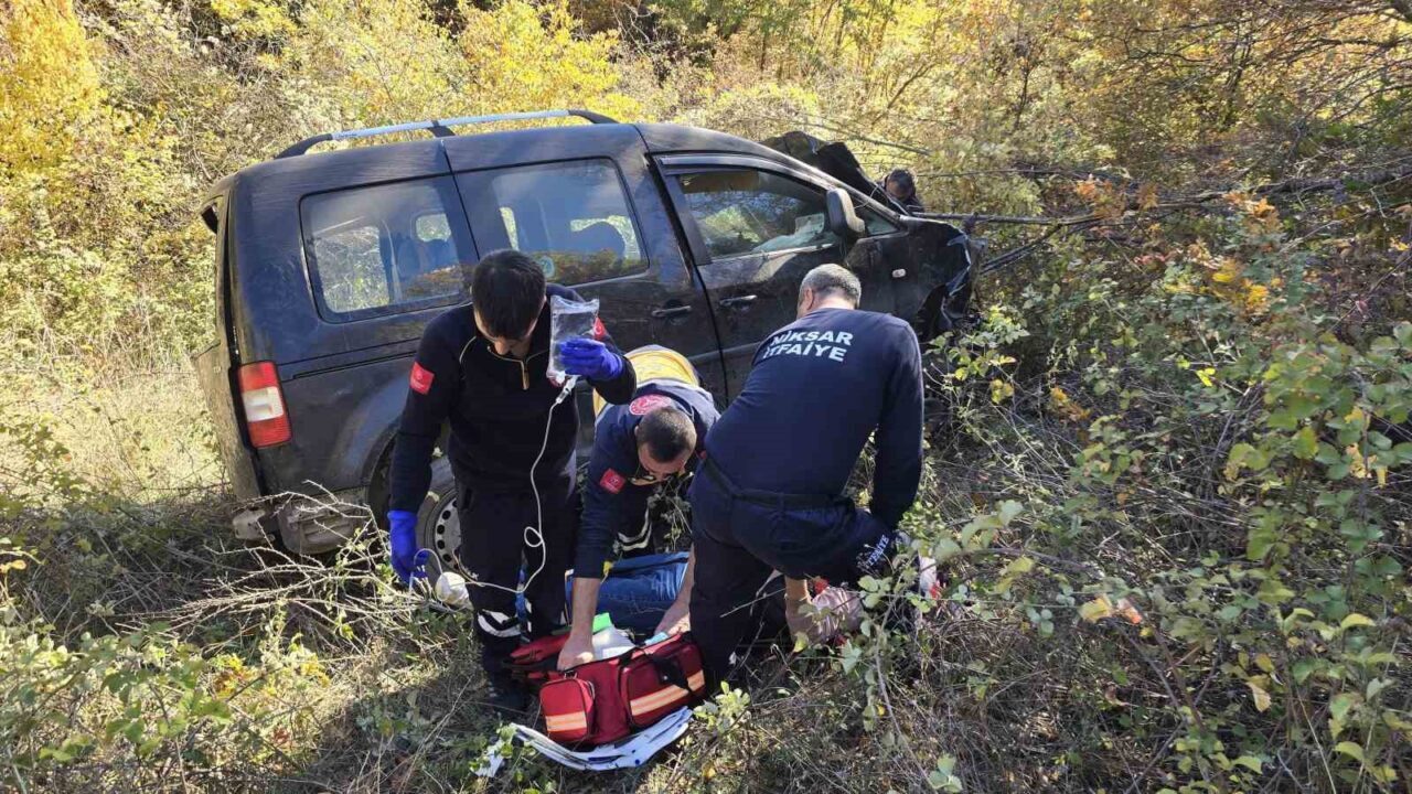 Tokat-Niksar karayolu Yağmurlu mevkiinde H.G. yönetimindeki hafif ticari araç uçuruma