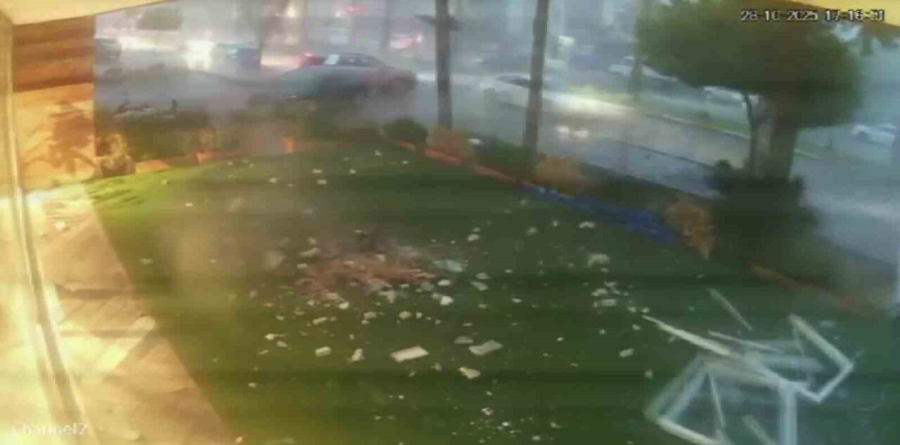 Antalya'da akşam saatlerinde etkili olan fırtına, Muratpaşa ilçesindeki bir binanın