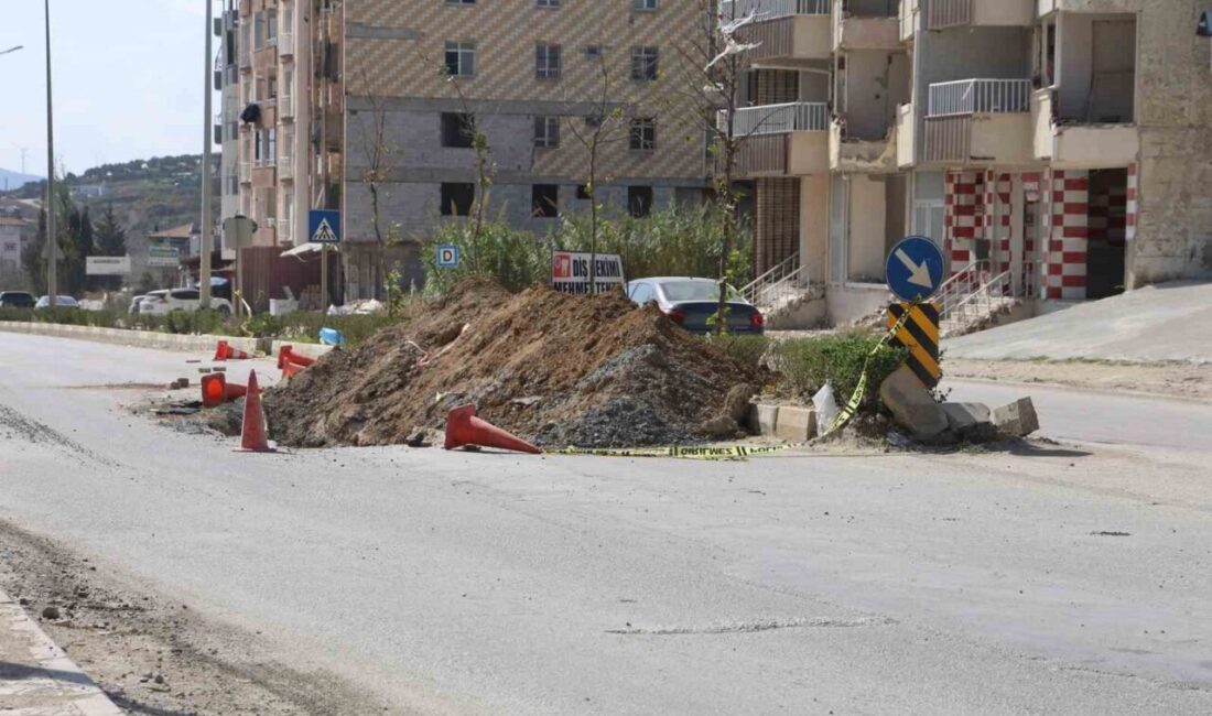 Hatay’da Motosiklet Sürücüsü Toprak Yığınına Çarparak Takla Attı, Ağır Yaralandı Hatay'ın Defne ilçesinde, motosiklet sürücüsü toprak yığınına çarparak ağır yaralandı.