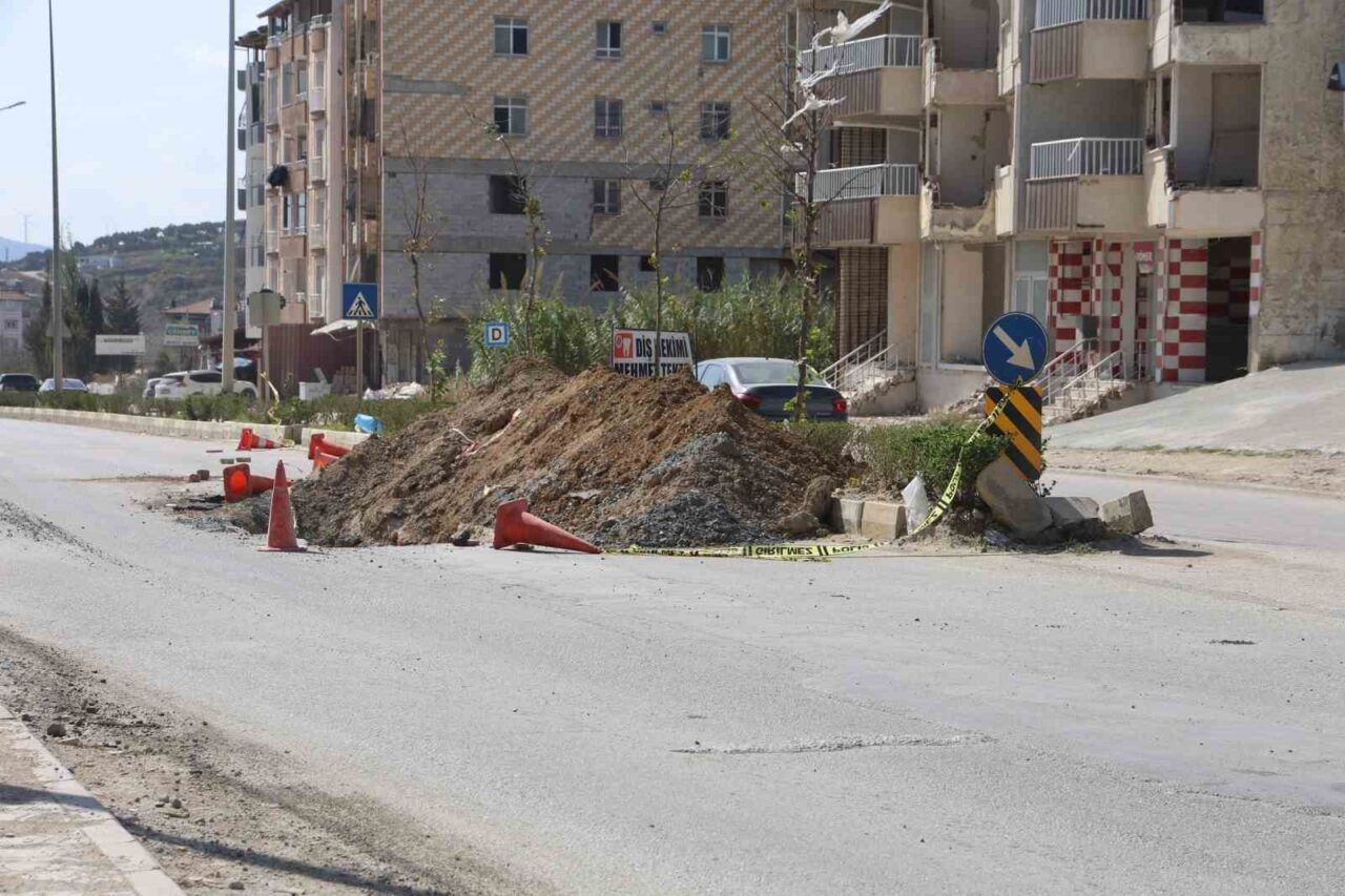 Hatay'ın Defne ilçesinde, motosiklet sürücüsü toprak yığınına çarparak ağır yaralandı.