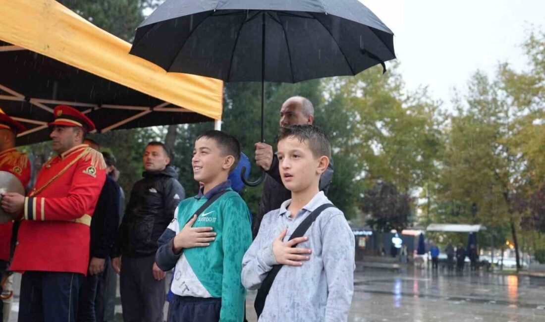 Düzce’de Yağmurda Miniklere Şemsiye Tutan Polis, Cumhuriyet Bayramı’na Özgü Duyarlılıkla Söz Dışında Kalıyor Düzce'de Cumhuriyet Bayramı kutlamaları sırasında, Vali Selçuk Aslan'ın sosyal medya