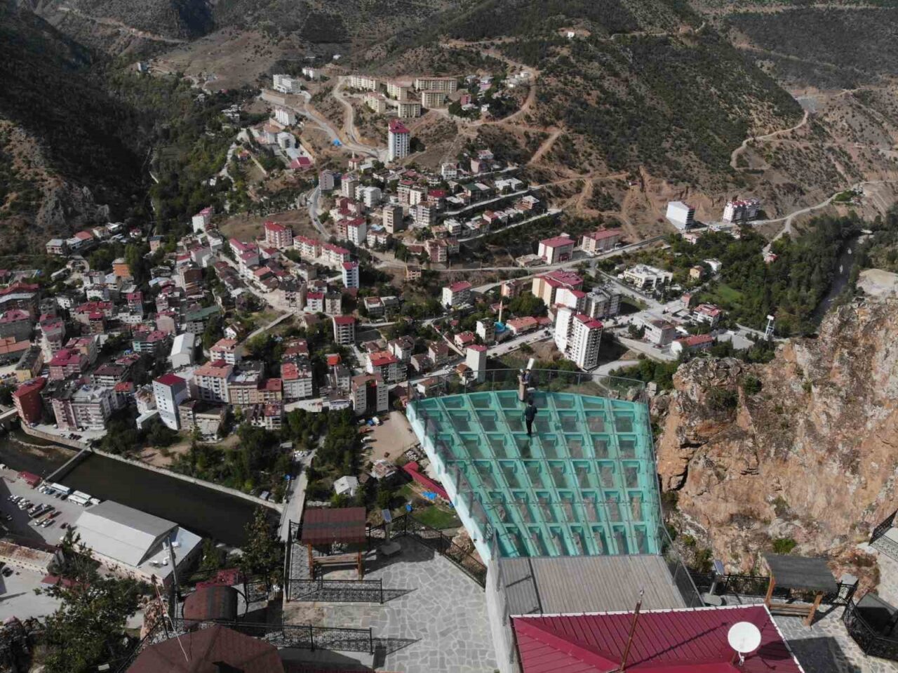 Gümüşhane'nin Torul ilçesindeki Cam Seyir Terası, bu yıl 100 bin