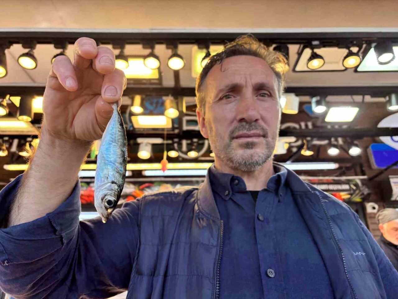 Trabzon'un Ortahisar ilçesinde balık satış yerlerinde denetim sonrası 11 balıkçıya