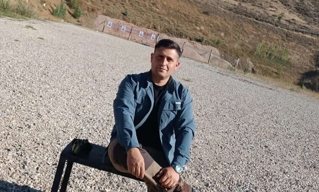 Trabzon'un Akçaabat ilçesinde polis memuru Ahmet Çavuş, birlikte ot biçtiği