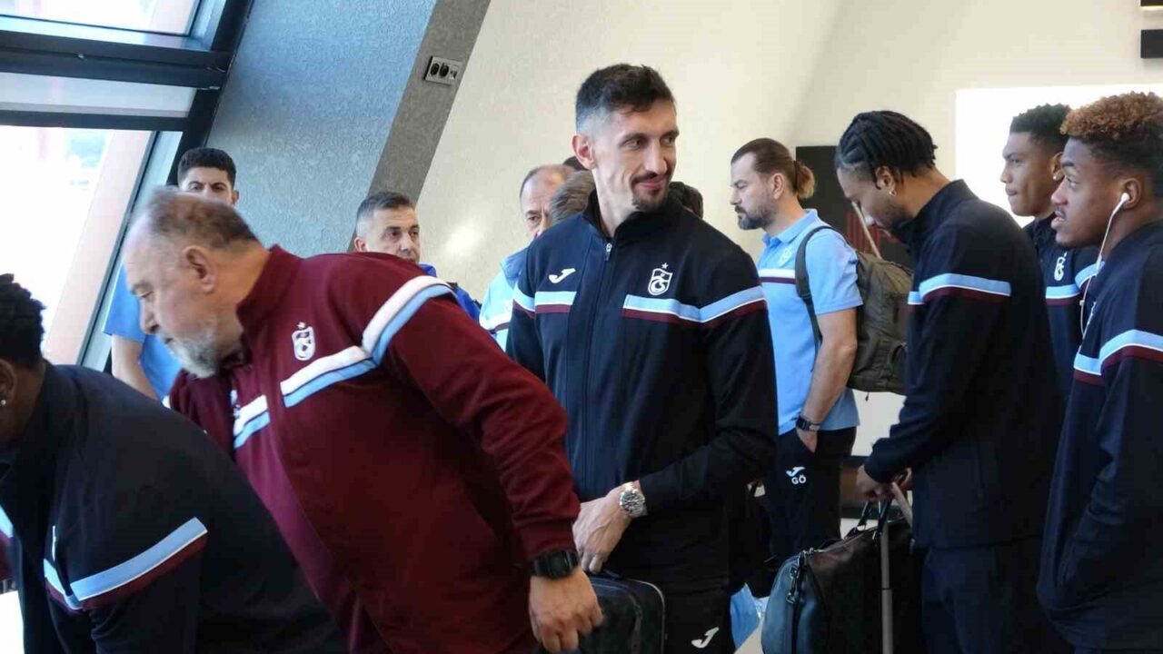 Trabzonspor, 11. hafta mücadelesinde Galatasaray ile karşılaşmak üzere İstanbul'a gitti.