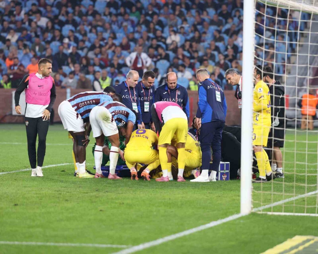 Trabzonspor, Eyüpspor maçı sırasında sakatlanan Luccas Claro için geçmiş olsun