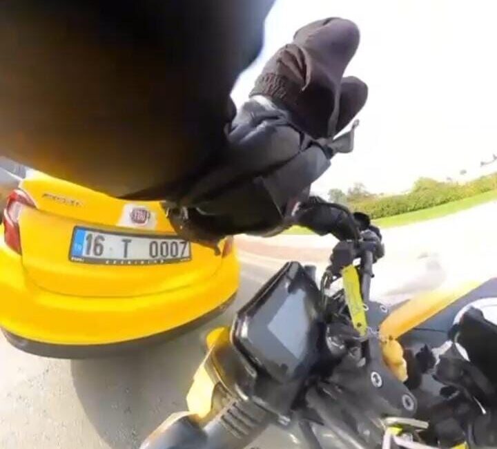 Bursa’da Motosiklet Sürücüsünün Taksiye Çarparak Devrilmesi Aksiyon Kamerasına Yansıdı Bursa'nın Nilüfer ilçesinde bir motosiklet sürücüsü, önündeki taksiyi göremeyerek çarptı.