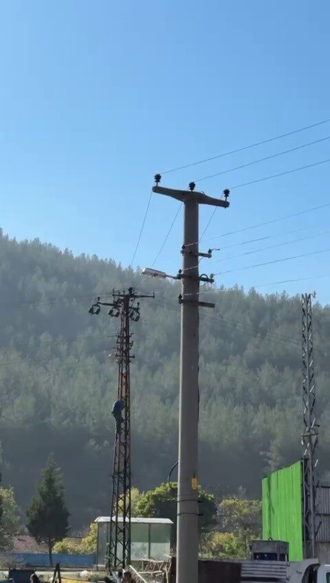 Karabük'te elektrik direğine çıkarak intihar girişiminde bulunan kamyonet sürücüsü Ö.U.,