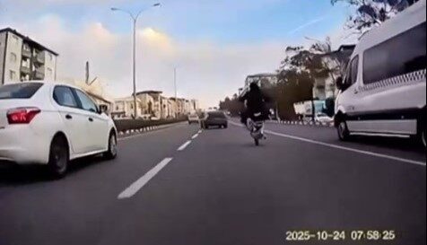 Bilecik'te, Abdülhamithan Bulvarı'nda trafikte güvenliği tehdit eden bir motosiklet sürücüsüne
