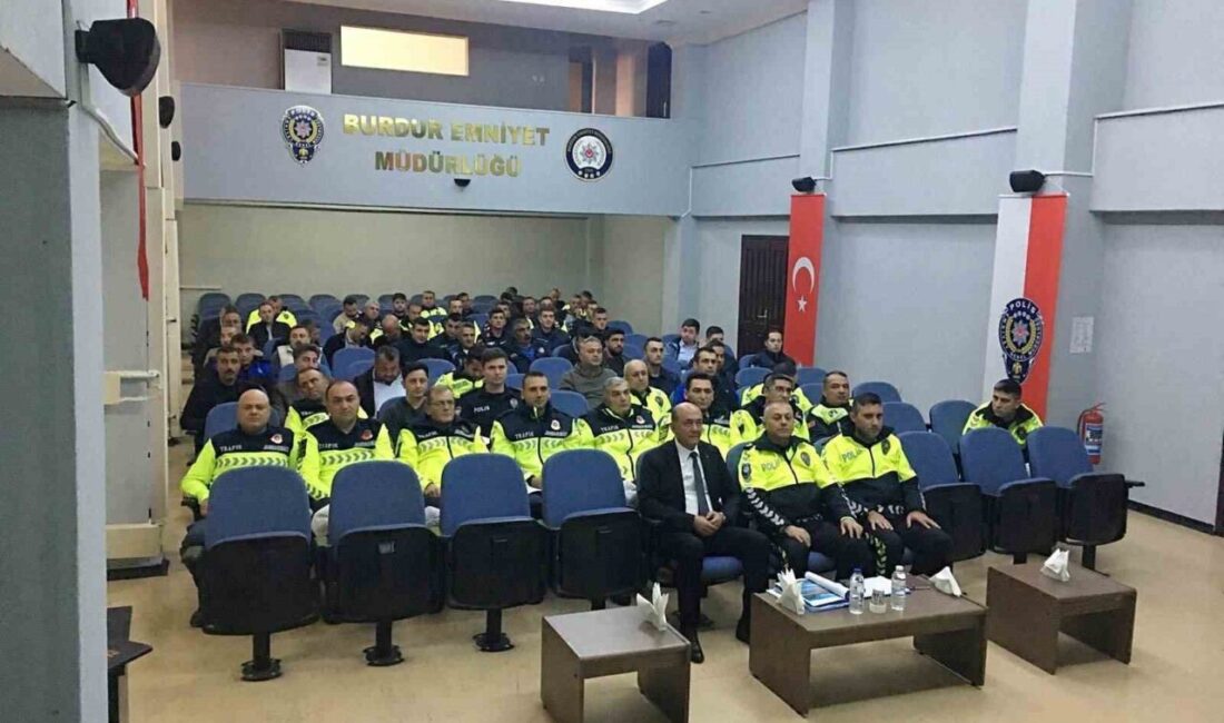 Burdur'da trafik levhalarının sadeleştirilmesi için düzenlenen toplantıda, Emniyet Müdürlüğü'nde 60