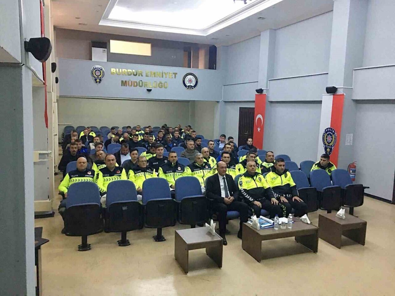 Burdur'da trafik levhalarının sadeleştirilmesi için düzenlenen toplantıda, Emniyet Müdürlüğü'nde 60