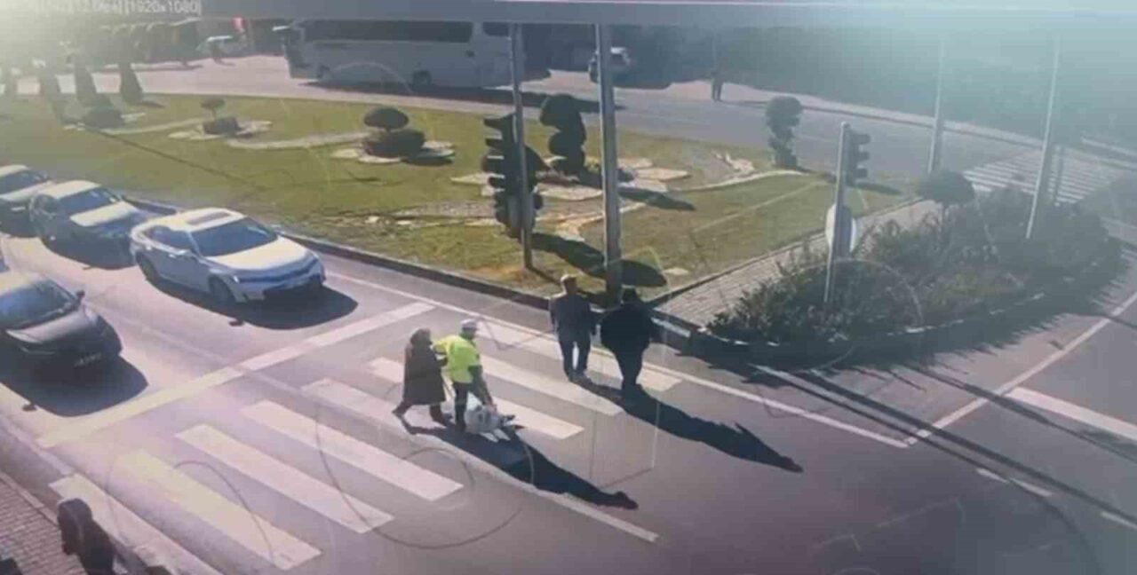 Nevşehir'de bir trafik polisi, MEDAŞ kavşağında karşıya geçmeye çalışan yaşlı