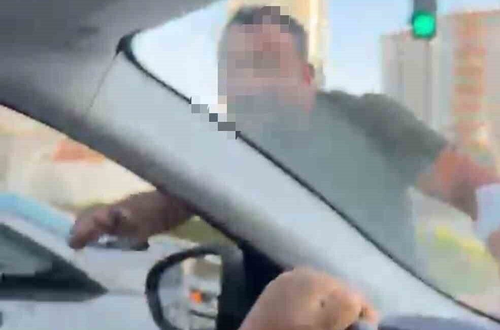 Kayseri’nin Melikgazi ilçesinde bir adam, trafikte tartıştığı kadınlara hakaret etti