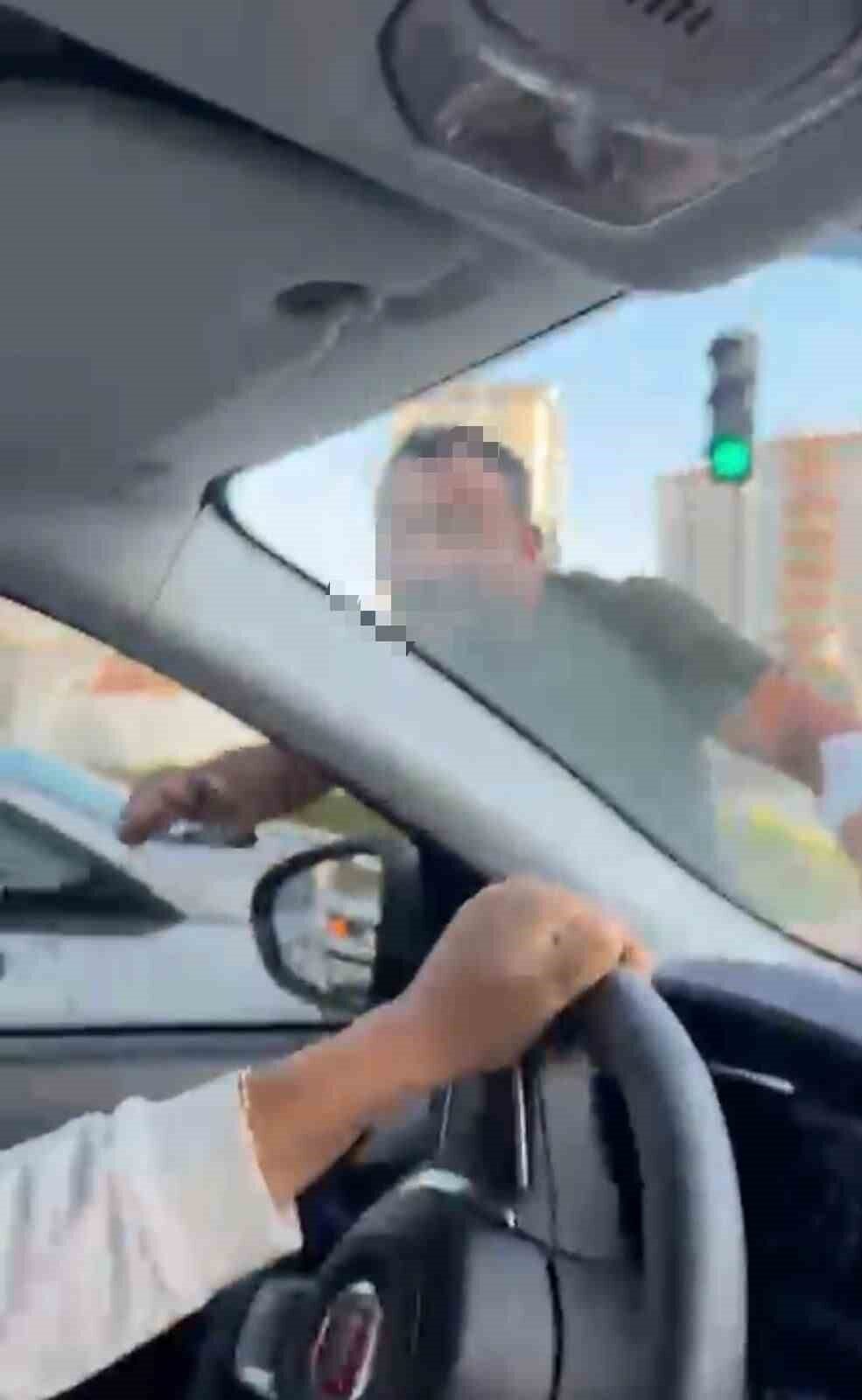 Kayseri’nin Melikgazi ilçesinde bir adam, trafikte tartıştığı kadınlara hakaret etti
