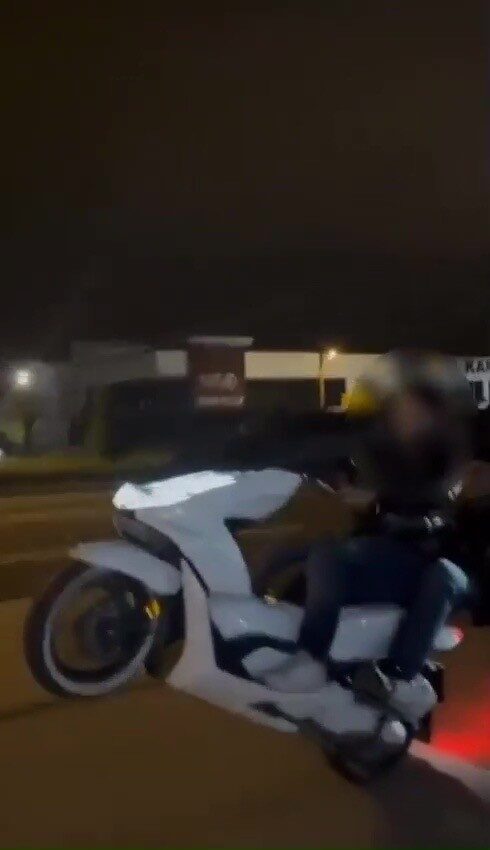 Düzce’de emniyet ekipleri tehlikeli sürüş sergileyen iki motosiklet sürücüsünü yakalayarak