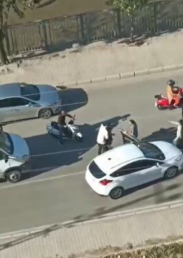 Adana'nın Seyhan ilçesinde, yol verme nedeniyle iki sürücü arasında başlayan