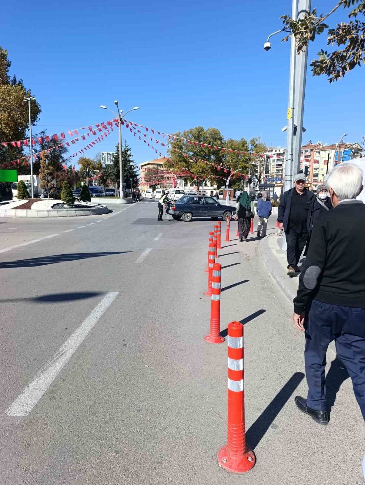 Afyonkarahisar'da bir kadın trafik polisi, yolda aniden stop eden bir