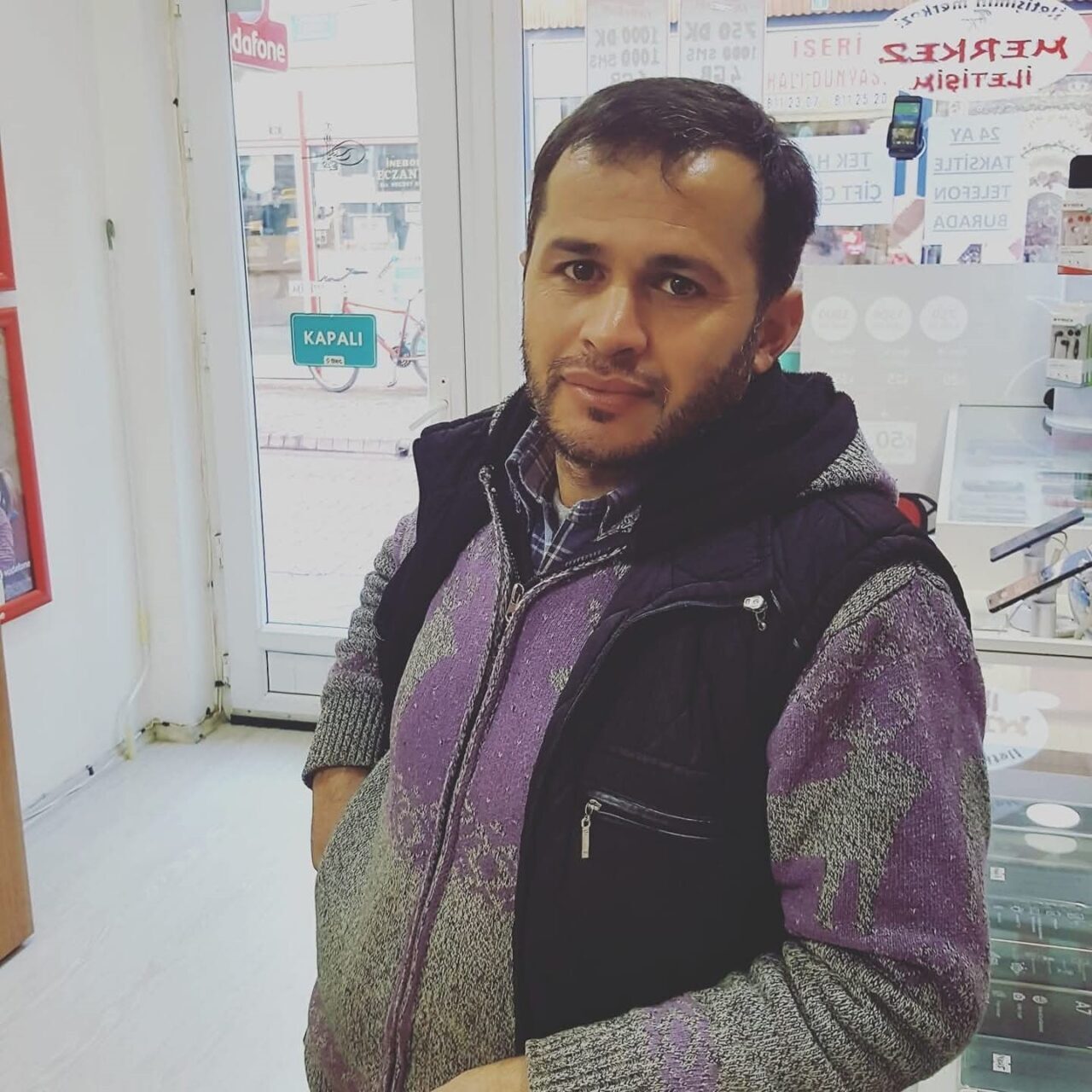 Kastamonu’nun İnebolu ilçesinde, Bayıralan Köyü Muhtarı İbrahim Tunoğlu, evinin önünde