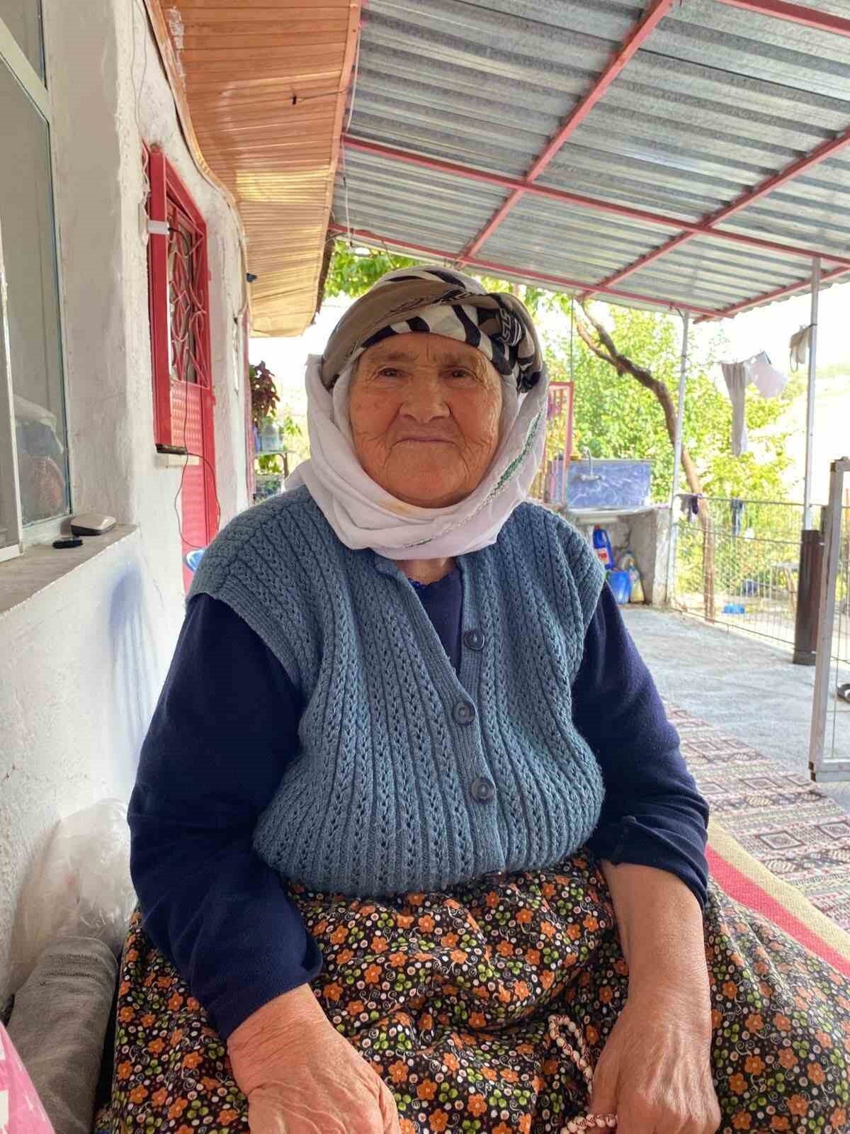 Manisa'nın Selendi ilçesinde, traktörle tarlasına giden B.G., düğün için yürüyen