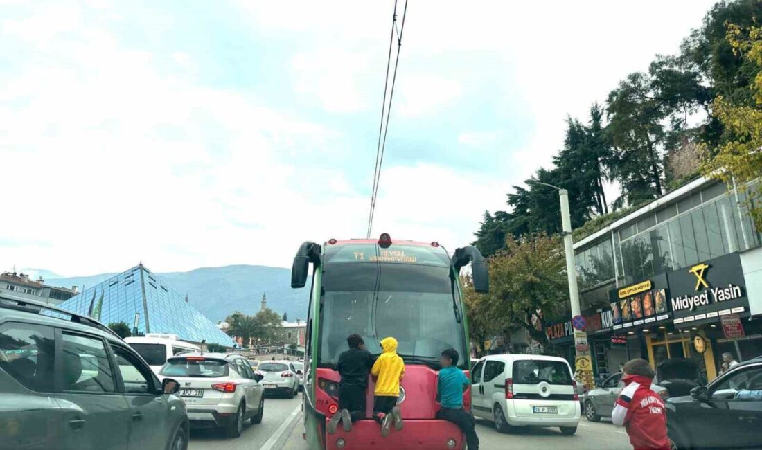 Bursa'nın Osmangazi ilçesinde dört çocuk, seyir halindeki bir tramvayın arkasına