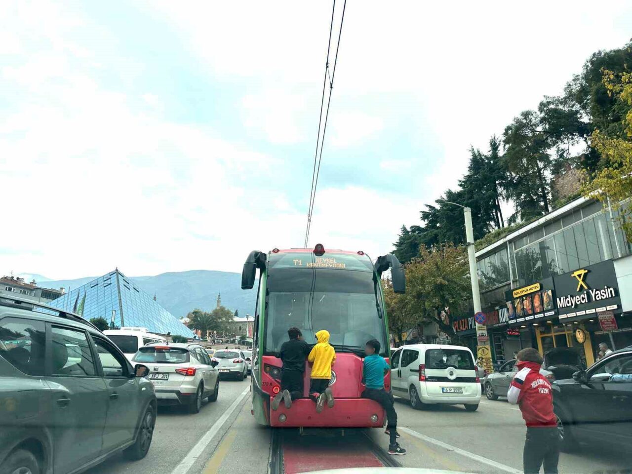 Bursa'nın Osmangazi ilçesinde dört çocuk, seyir halindeki bir tramvayın arkasına