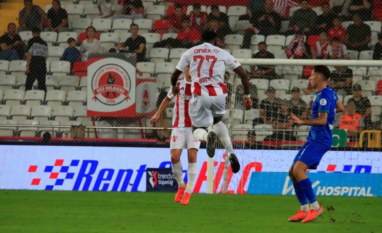 Trendyol Süper Lig'de Antalyaspor, Çaykur Rizespor'a evinde 5-2 yenildi. Rak-Sakyi,
