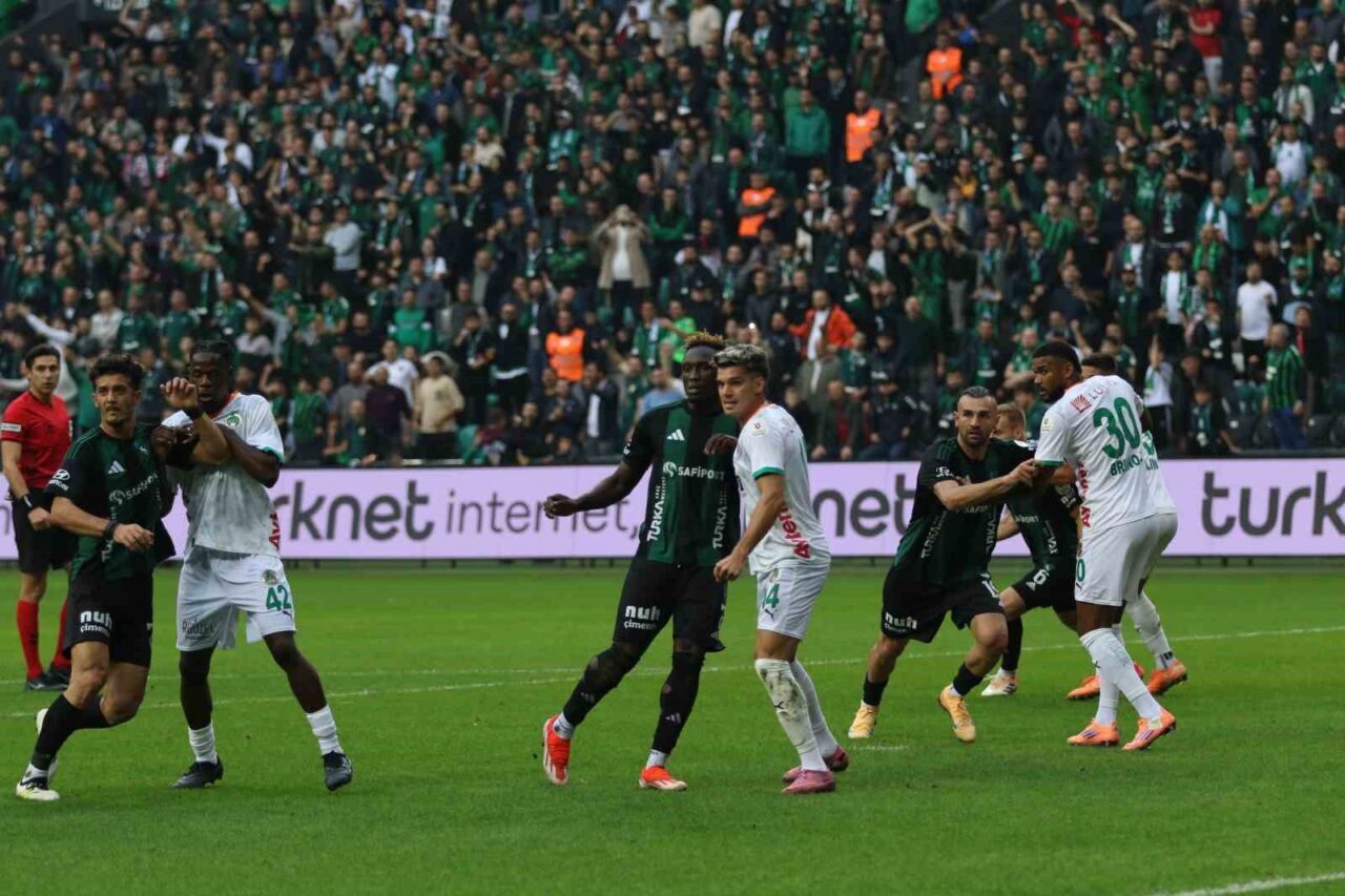 Trendyol Süper Lig'in 10. haftasında Kocaelispor, Corendon Alanyaspor ile karşı