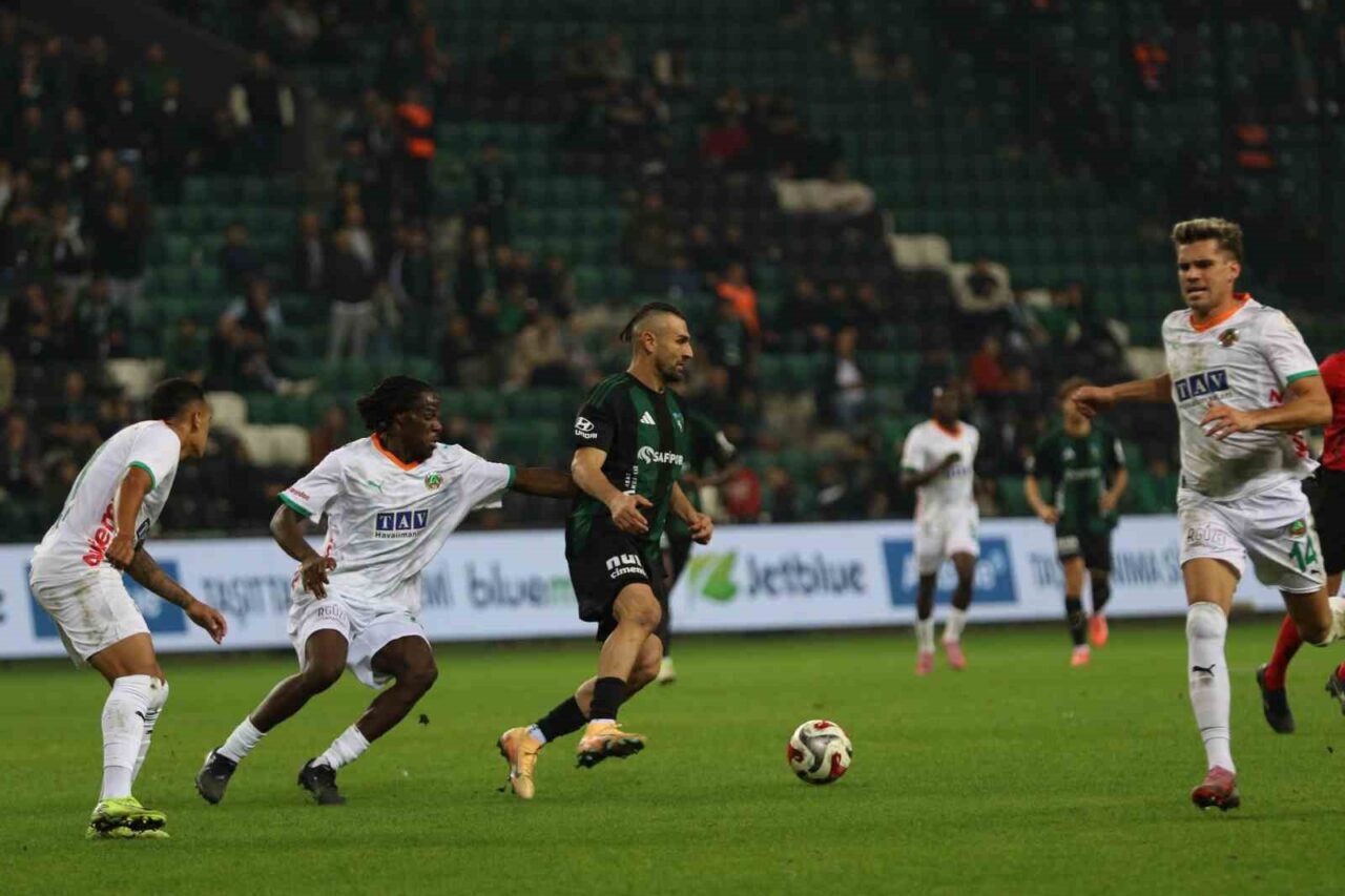 Trendyol Süper Lig'in 10. haftasında Kocaelispor, Kocaeli stadyumunda Corendon Alanyaspor'u
