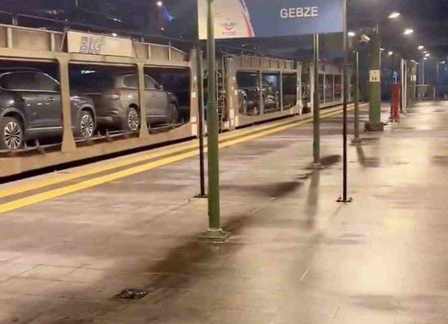 Marmaray Hattından Geçen Trenle Almanya’ya Ulaşan Yerli Togg Araçları Görüntülendi Almanya’ya gönderilen Togg otomobilleri, Marmaray hattından geçerek yola çıktı. İstanbul'dan