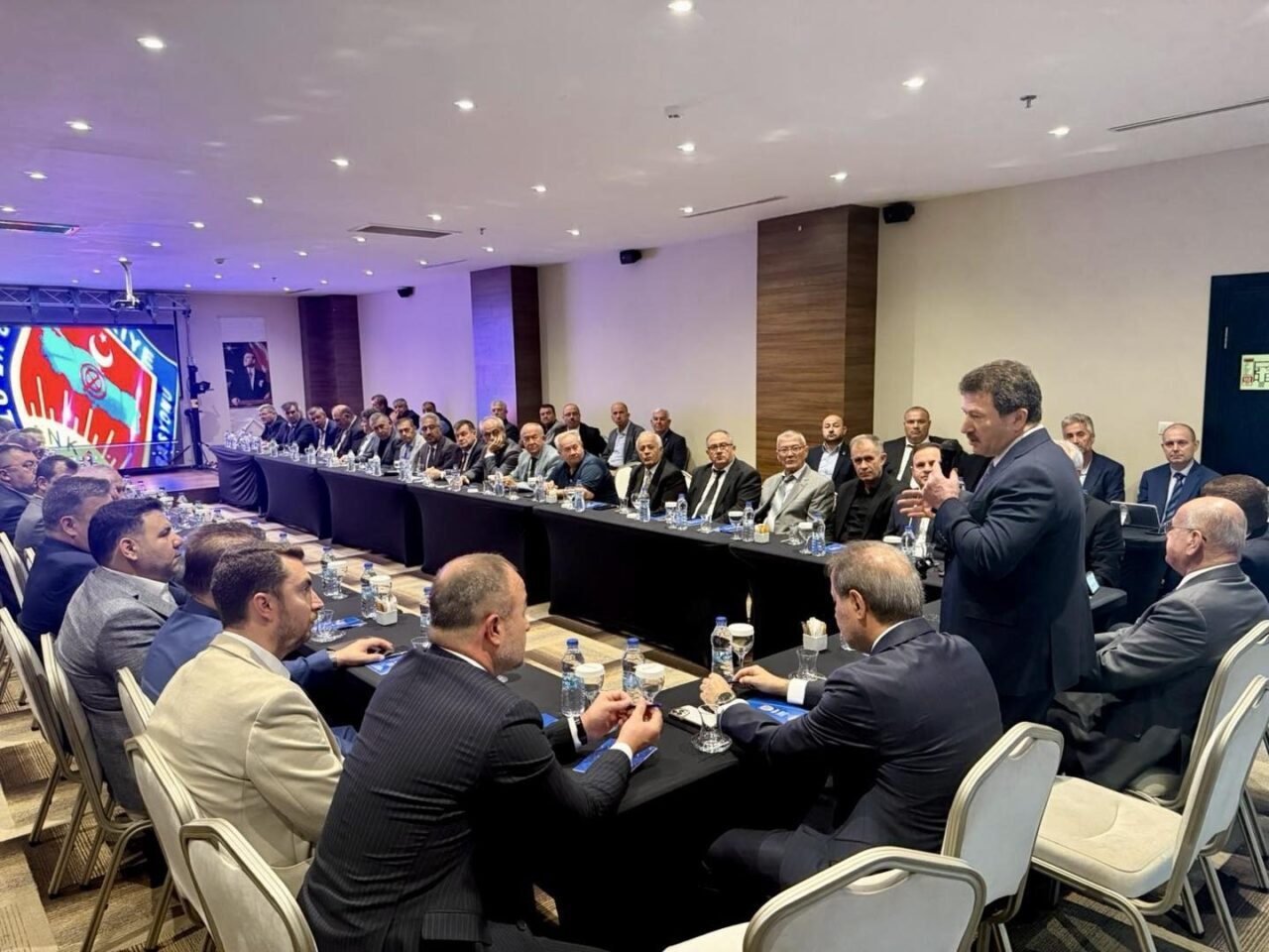 Türkiye Şoförler ve Otomobilciler Federasyonu Başkanı Mehmet Yiğiner, Tekirdağ'da gerçekleştirdiği