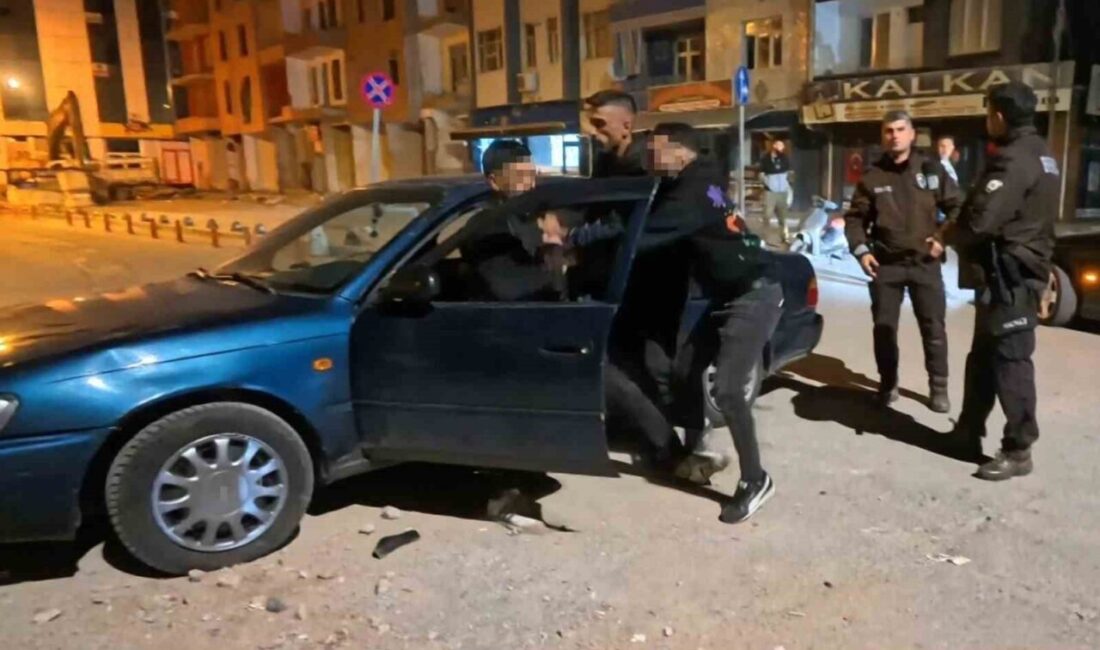 Aksaray’da yere tüküren alkollü kişi, mahalle sakinlerine saldırdı; 5 kişi gözaltında Aksaray'ın Hamidiye Mahallesi'nde, alkol alan bir kişinin yere tükürmesi üzerine