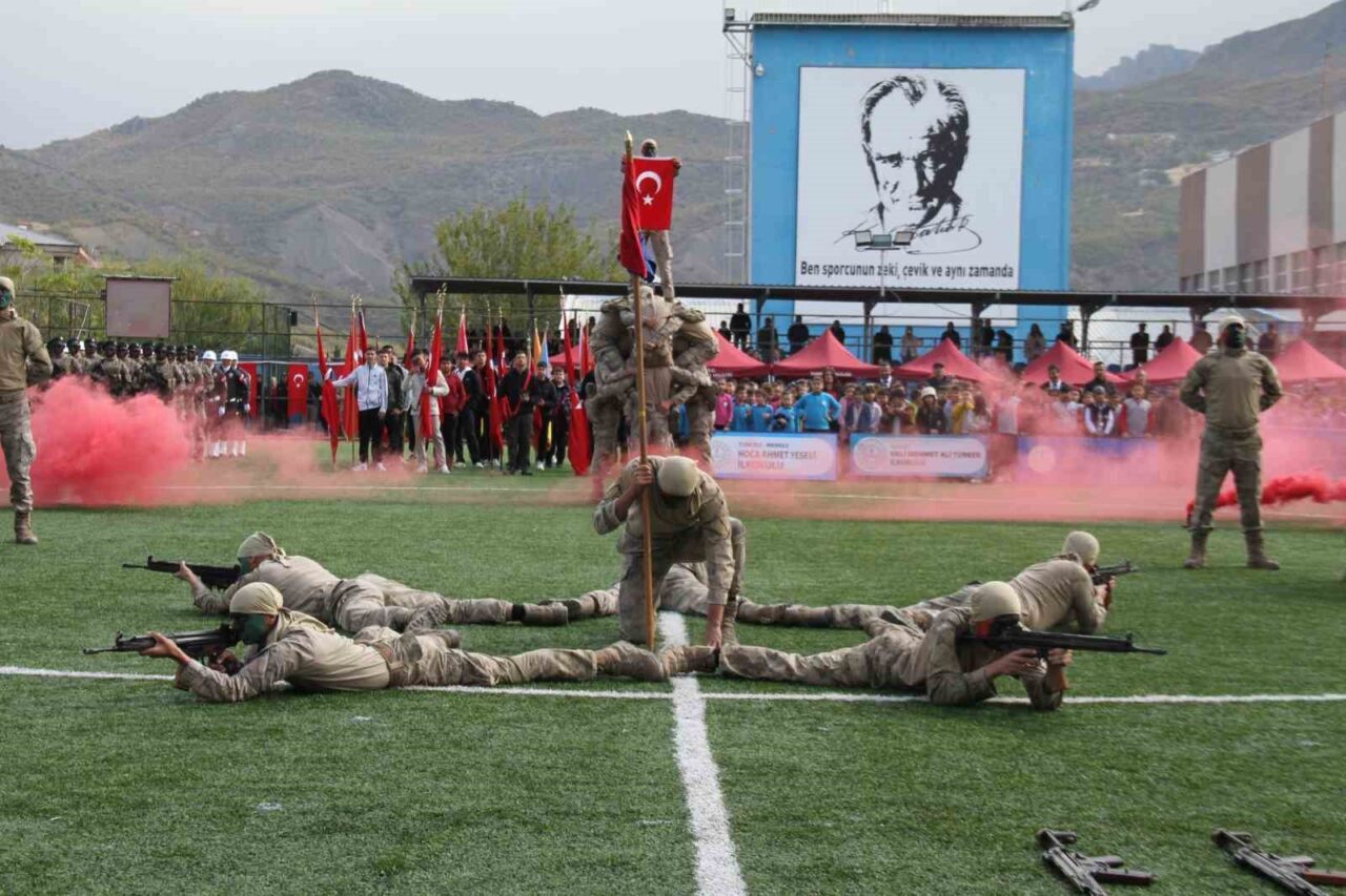 Tunceli'de Cumhuriyet Bayramı coşkuyla kutlandı. Vali Şefik Aygöl'ün tebrikleri kabulüyle