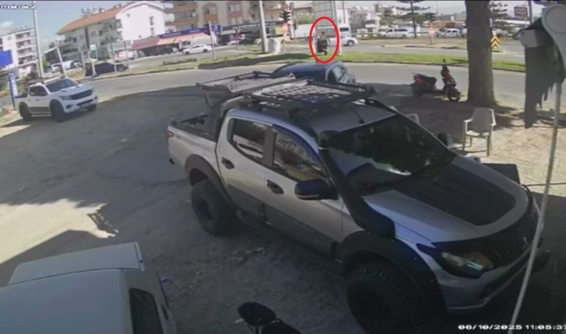 Antalya'nın Manavgat ilçesinde, Resul Ü.'nün kullandığı tur minibüsü refüjdeki levhaya
