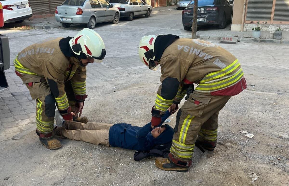 Manisa'nın Turgutlu ilçesinde AFAD tarafından düzenlenen deprem tatbikatı başarıyla gerçekleştirildi.