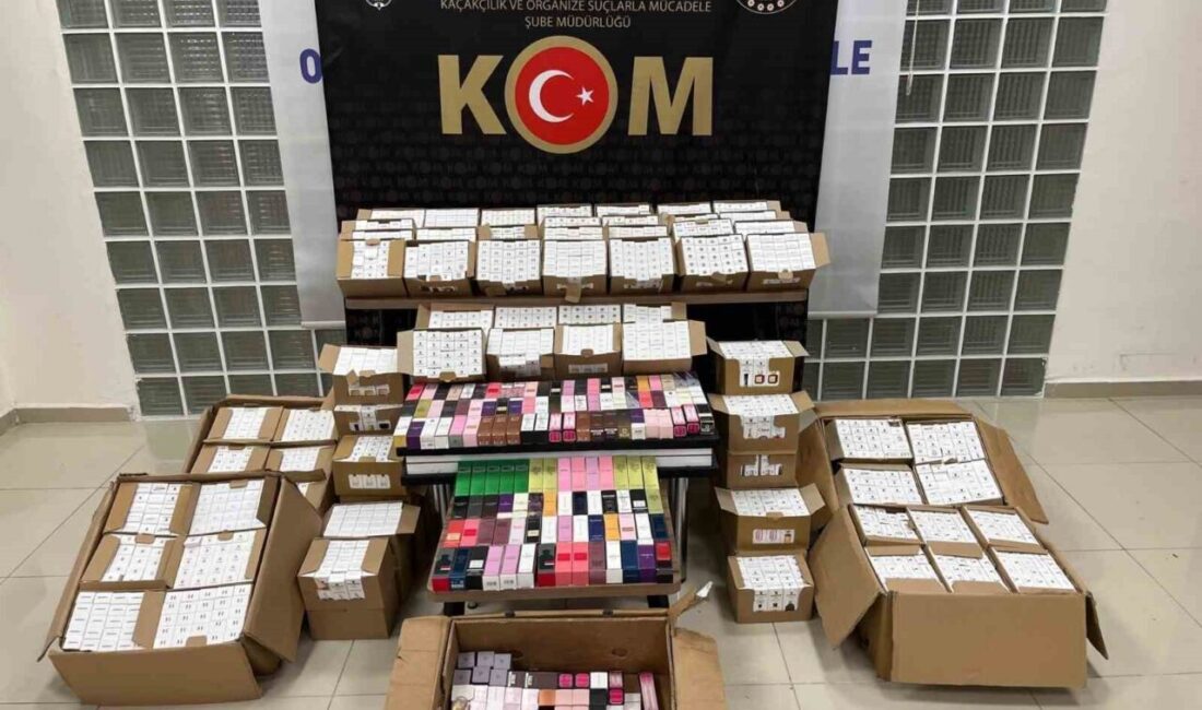 Turgutlu’da Yapılan Operasyonda 2 Bin 710 Adet Gümrük Kaçağı Parfüm Ele Geçirildi Turgutlu'da yapılan bir operasyonla, 46 yaşındaki M.P.'nin aracında 2 bin