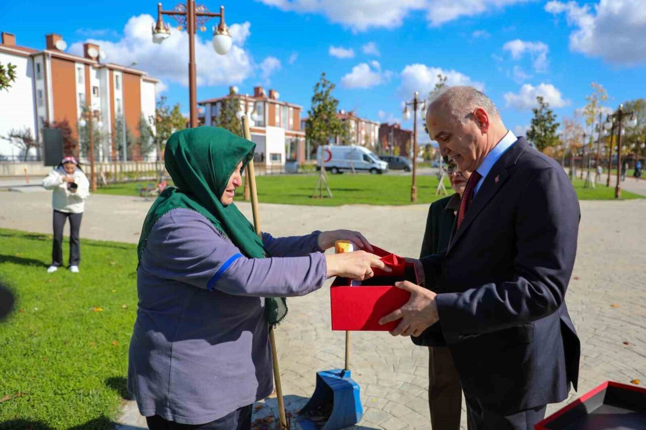 Düzce Belediyesi, Cumhuriyet Bayramı etkinliği sırasında Türk bayrağını yere düşürmemek