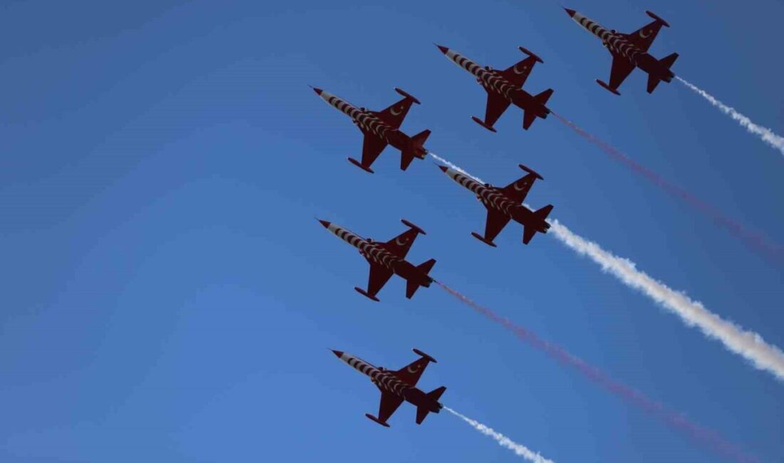Türk Hava Kuvvetleri'nin akrobasi timi Türk Yıldızları, Bandırma'da etkileyici bir