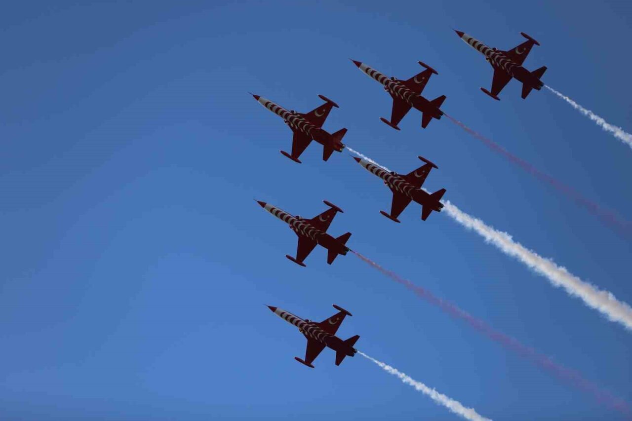 Türk Hava Kuvvetleri'nin akrobasi timi Türk Yıldızları, Bandırma'da etkileyici bir